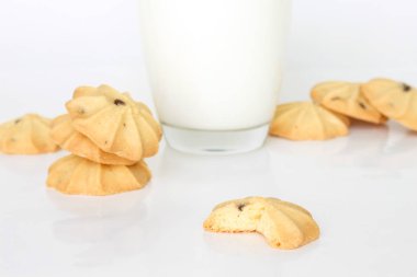 kurabiye ve süt beyaz arka plan üzerinde