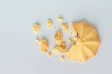 çikolata parçalı kurabiye bisküvi üzerinde beyaz bakcground