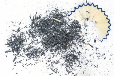 Beyaz arka plan üzerinde renkli çizim renkli kalemler tıraş