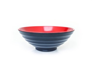 siyah, kırmızı kase beyaz arka plan üzerinde boş