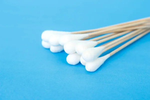 Bastoncillo Algodón Hisopo Limpio Cuidado Salud Sobre Fondo Azul — Foto de Stock