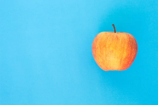 Κόκκινο Μήλο Κορυφή Εστίαση Μπλε Φόντο — Φωτογραφία Αρχείου