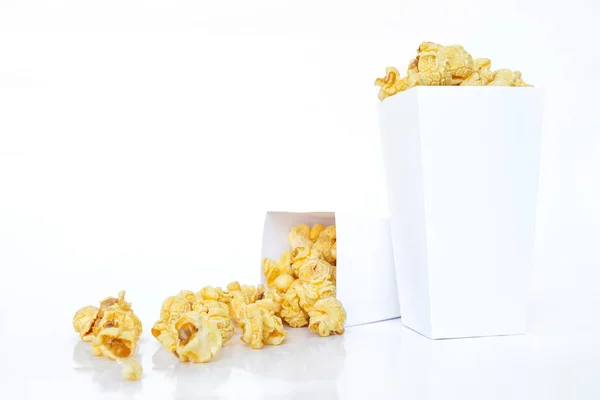Popcorn Witte Vak Witte Achtergrond — Stockfoto