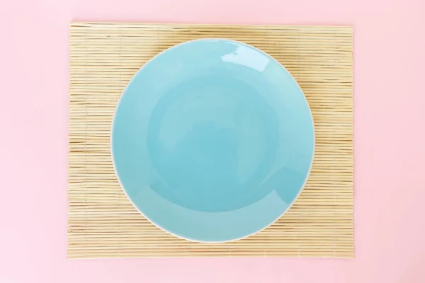 Blue Plate Empty Bamboo Mat Pink Rose Quartz Serenity Background — Stock Photo, Image