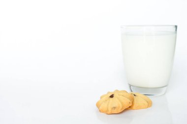 kurabiye ve süt beyaz arka plan üzerinde