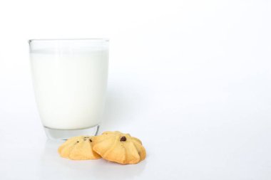 kurabiye ve süt beyaz arka plan üzerinde