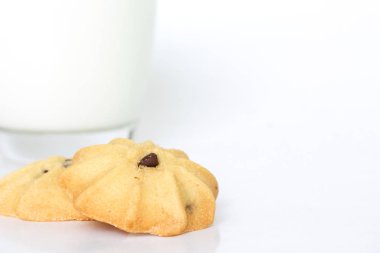 kurabiye ve süt beyaz arka plan üzerinde