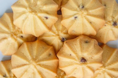 çikolata parçalı kurabiye bisküvi üzerinde beyaz bakcground