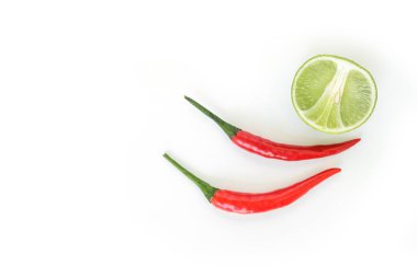 baharatlı biber kırmızı ve beyaz zemin üzerine kireç sebze