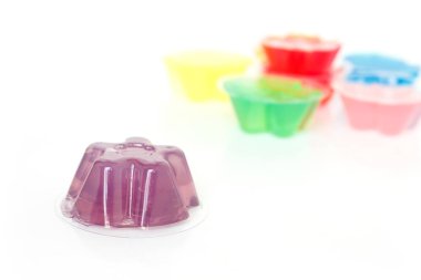 Beyaz arka plan üzerinde mor jelatin tatlı