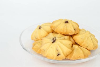 çikolata parçalı kurabiye bisküvi beyaz arka plan üzerinde plaka üzerinde