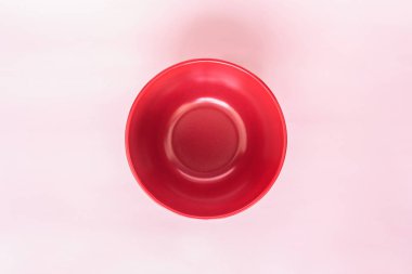 pembe bir arka plan üzerinde kırmızı kase üstten görünüm