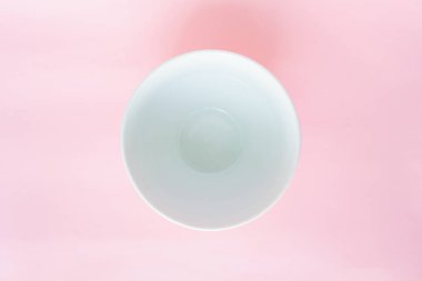 pembe bir arka plan üzerinde beyaz kase üstten görünüm