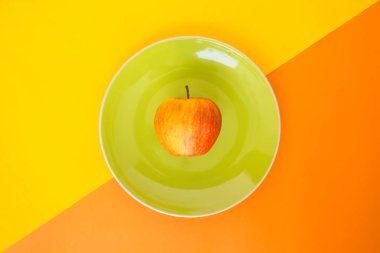 turuncu ve sarı zemin üzerine kırmızı elmalı yeşil plaka