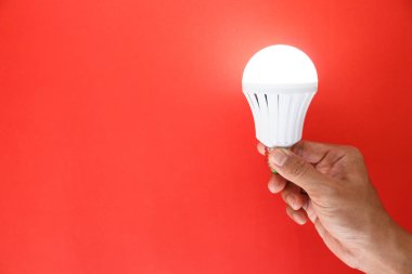 ampul ışık fikir kavramı yaratıcı teknoloji kırmızı zemin üzerine