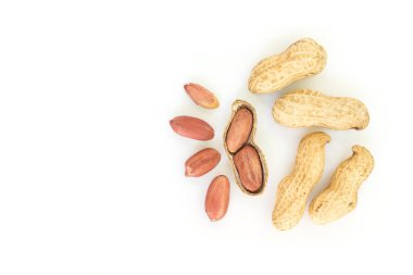 beyaz zemin üzerine fıstık yığın üstten görünüm