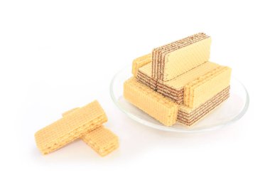 Gofret çikolata süt tatlı beyaz zemin üzerine cam tabakta