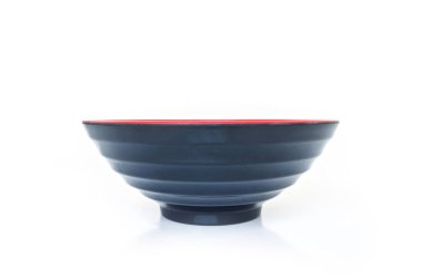 siyah, kırmızı kase beyaz arka plan üzerinde boş