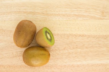 Vejetaryen organik sağlıklı doğa üstten görünüm ahşap zemin üzerine dilimlenmiş kivi