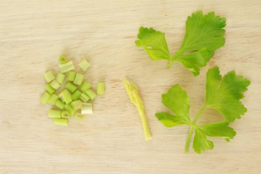 kereviz bırak parça yığın sebze organik gıda sağlıklı doğa beyaz arka plan üzerinde