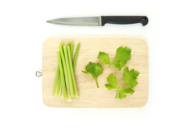 kereviz yaprak sapı bıçak sebze organik gıda sağlıklı doğa kesme tahtası beyaz arka plan üzerinde