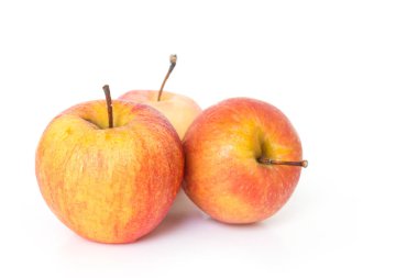 Beyaz arkaplanda kırmızı elma