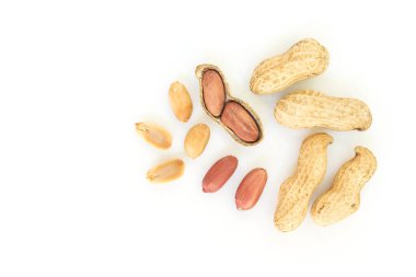 beyaz zemin üzerine fıstık yığın üstten görünüm