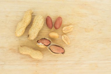 ahşap zemin üzerine fıstık yığın üstten görünüm