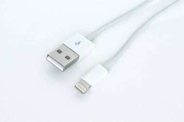 USB kablo bağlantı noktası şarj beyaz arka plan üzerinde