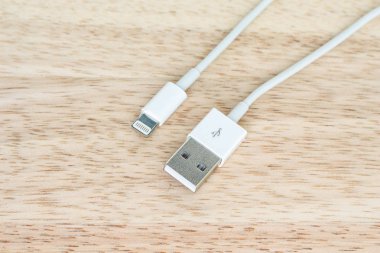 USB kablo bağlantı noktası şarj ahşap arka plan üzerinde