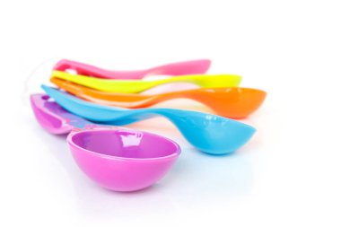 Beyaz arka plan üzerinde ölçüm kaşığı plastik