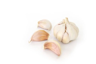 Beyaz arka planda sarımsak sebze madde üstten görünüm