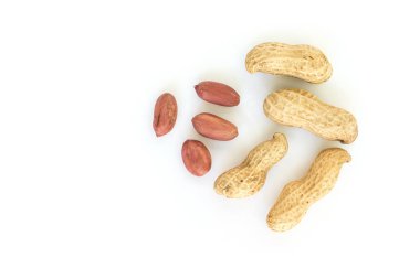 beyaz zemin üzerine fıstık yığın üstten görünüm