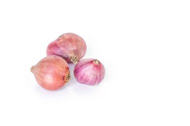 Beyaz arkaplanda kırmızı soğan