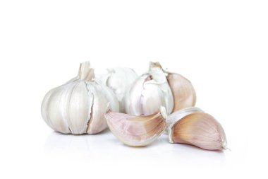 Beyaz arka planda sarımsak sebze madde