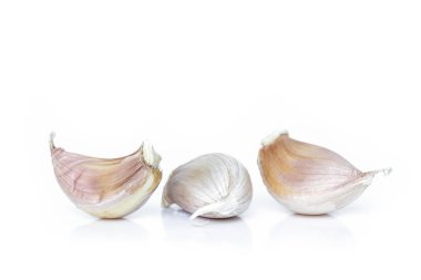 Beyaz arka planda sarımsak sebze madde