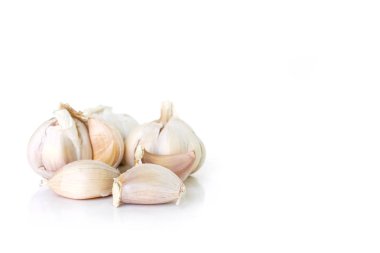Beyaz arka planda sarımsak sebze madde
