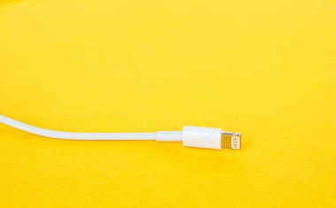 USB kablo bağlantı noktası şarj sarı zemin üzerine
