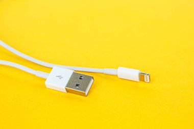 USB kablo bağlantı noktası şarj sarı zemin üzerine