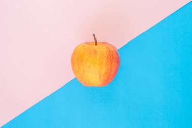 pembe mavi gül kuvars huzur arka plan üzerinde kırmızı elma