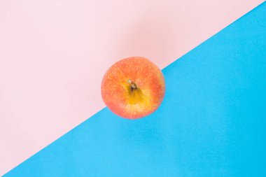 pembe mavi gül kuvars huzur arka plan üzerinde kırmızı elma