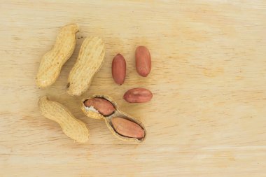 ahşap zemin üzerine fıstık yığın üstten görünüm