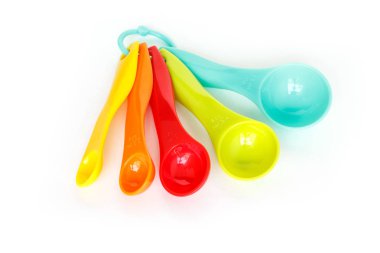 Beyaz arka plan üzerinde ölçüm kaşığı plastik