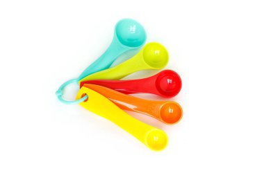 Beyaz arka plan üzerinde ölçüm kaşığı plastik