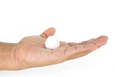 El beyaz çamaşır duş üzerinde kabarcıklar köpük