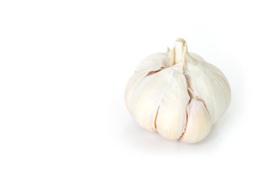 Beyaz arka planda sarımsak sebze madde