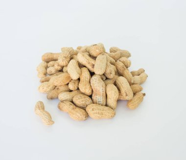 fıstık kabuğu beyaz arka plan üzerinde kazık