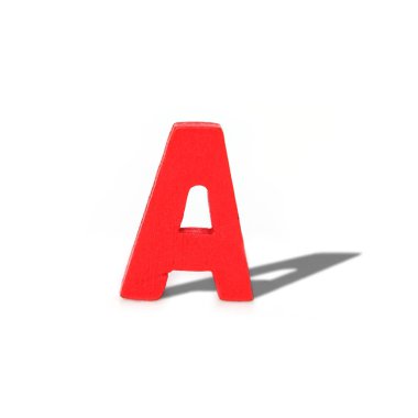 Alfabe harf ahşap beyaz arka plan üzerinde uzun gölge