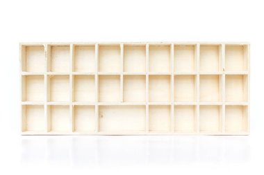 Ahşap raf kutusu beyaz arka plan üzerinde boş
