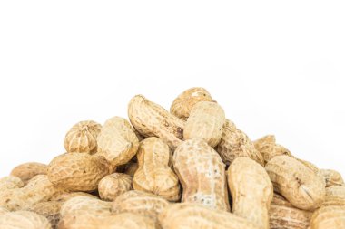 fıstık kabuğu beyaz arka plan üzerinde kazık